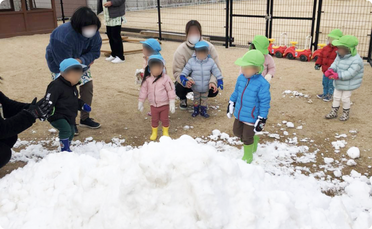 もりの香保育園園庭にて西粟倉村の雪で遊んでいる様子