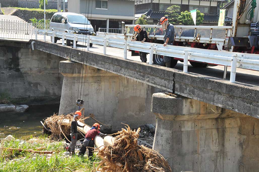 森林整備班が流木を処理する