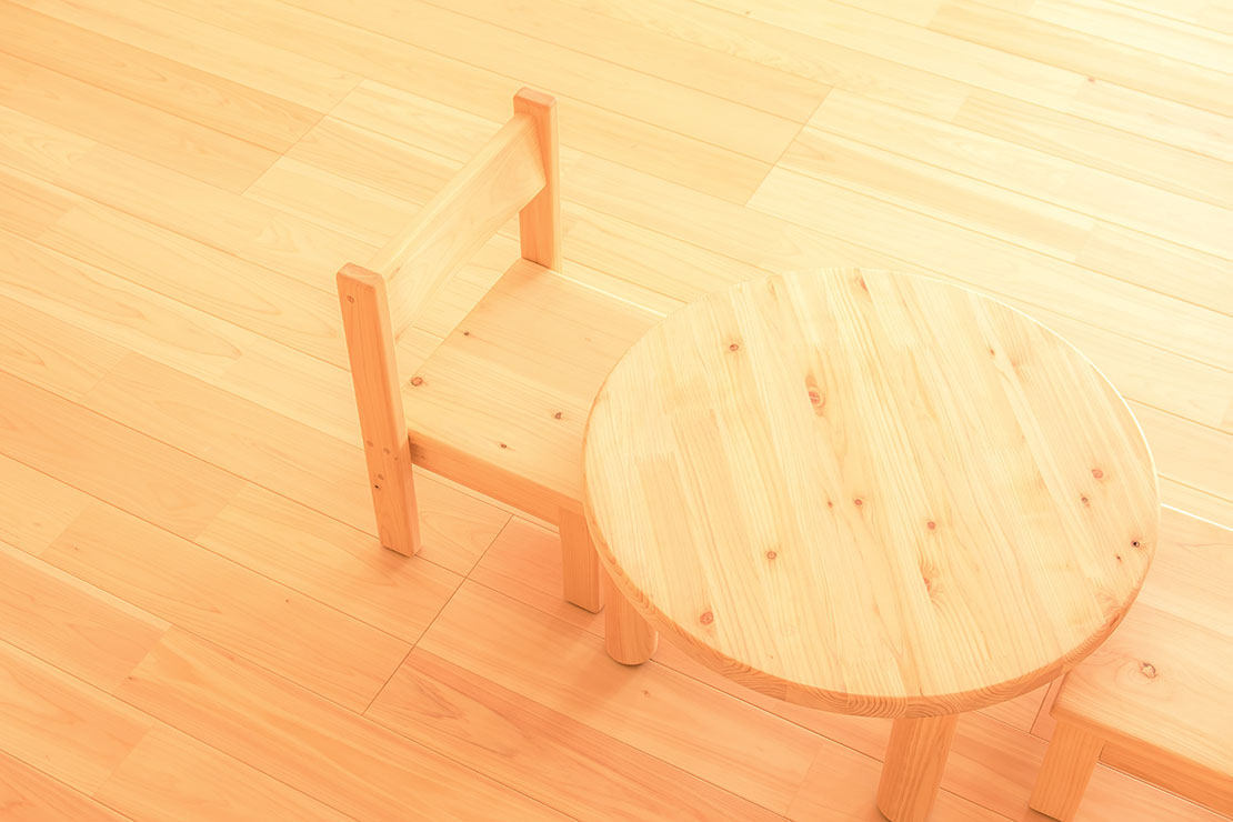 木製の子ども用イステーブル