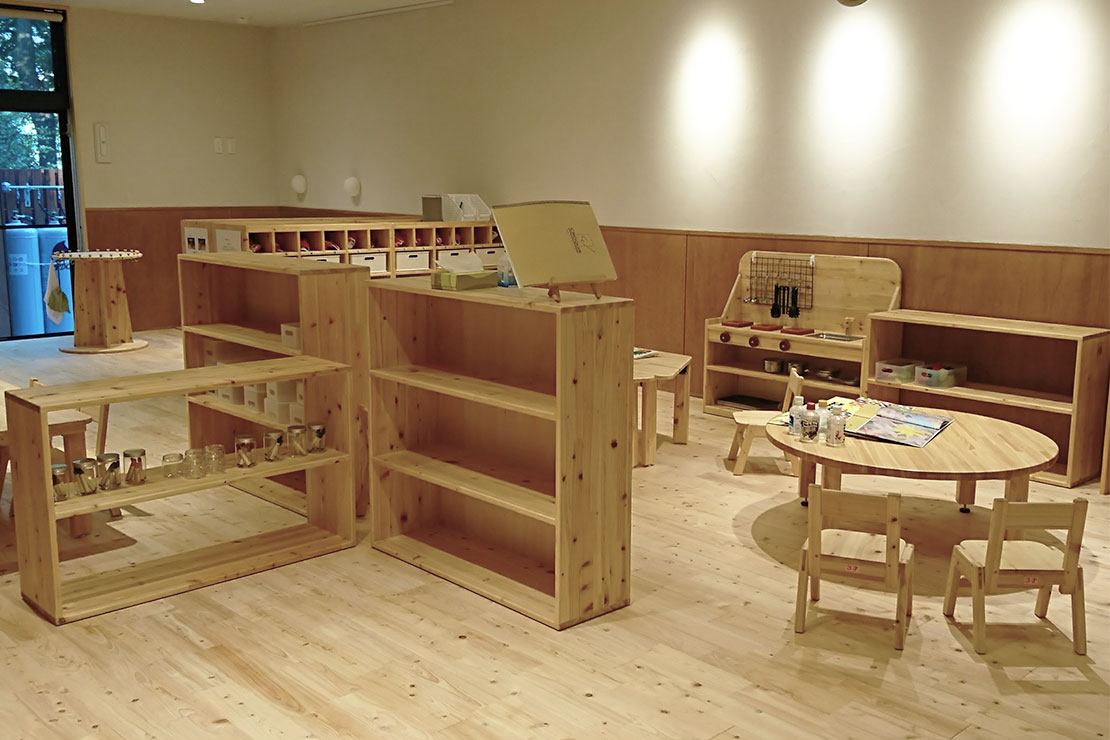 木製家具を置いた保育室
