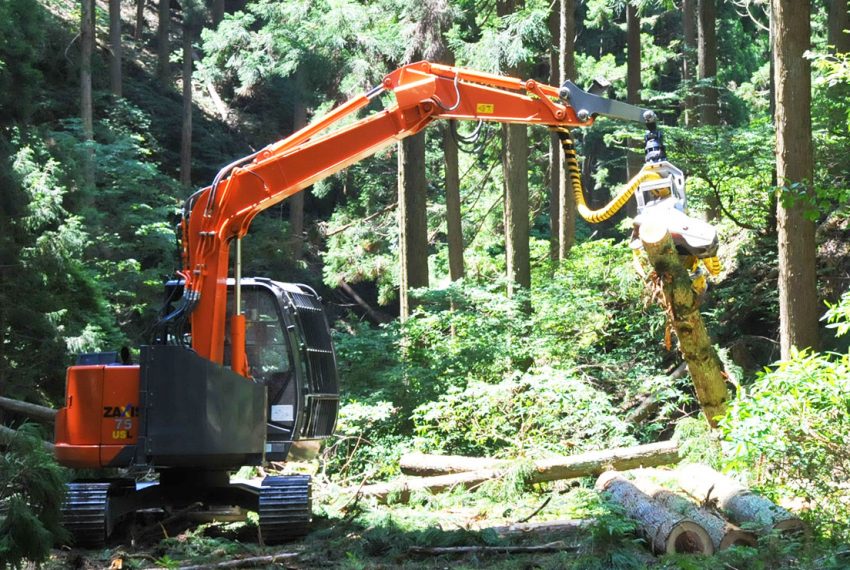 山で働く林業機械