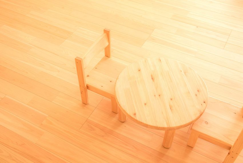 木製のイスとテーブル